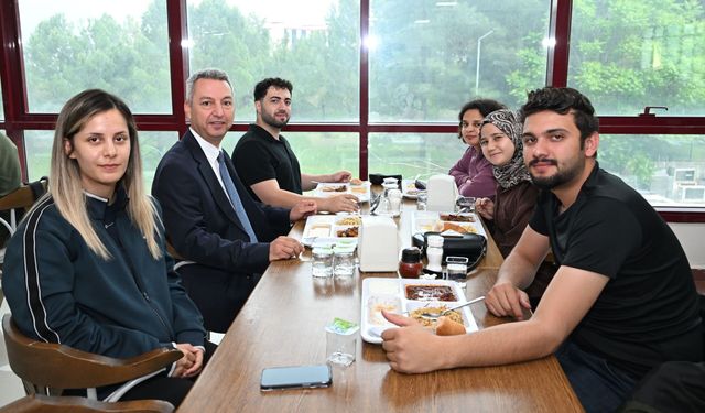 KSÜ Rektörü Prof. Dr. İbrahim Taner Okumuş Öğrencilerle Yemekte Buluştu