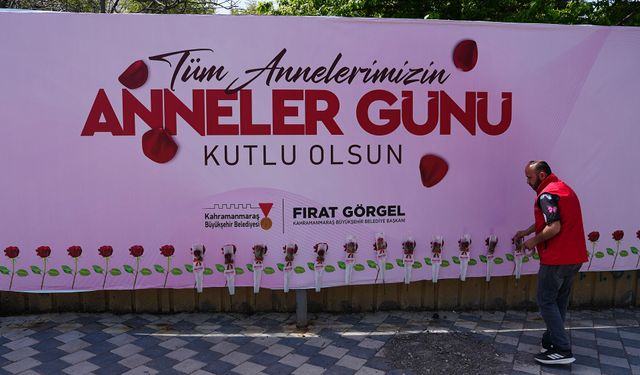 Büyükşehir’den duygu dolu jest; Açık hava panoları sevgiyle doldu