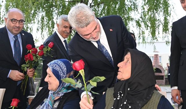 Bayram Coşkusu Şehrin Ulu Çınarlarıyla Paylaşıldı