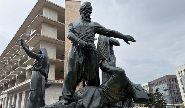 Kıbrıs Meydanı’ndaki Anıt Yeniden Ait Olduğu Yerde