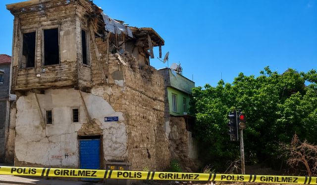 Kahramanmaraş Onikişubat’ta metruk bina yerle bir oldu!