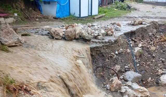 Kahramanmaraş Andırın'da şiddetli sağanak dereleri taşırdı