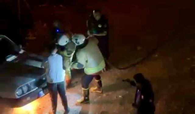 Kahramanmaraş’ta araç yangını: Kaputa sıkışan sürücüyü itfaiye kurtardı