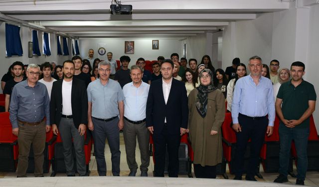 Çukurova Elektrik Anadolu Lisesi'nde teknoloji zirvesi: Yapay zekâ ve gelecek konuşuldu