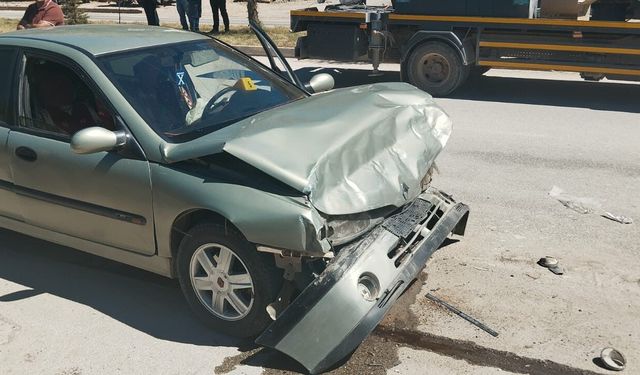 Kahramanmaraş’ta halk otobüsüne çarpan otomobil sürücüsü hayatını kaybetti
