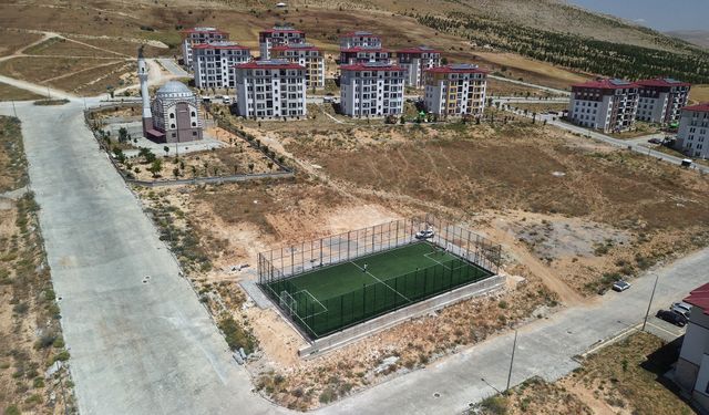 Kahramanmaraş'ta 3 yeni halı saha, gençler için güvenli spor alanı sağlıyor