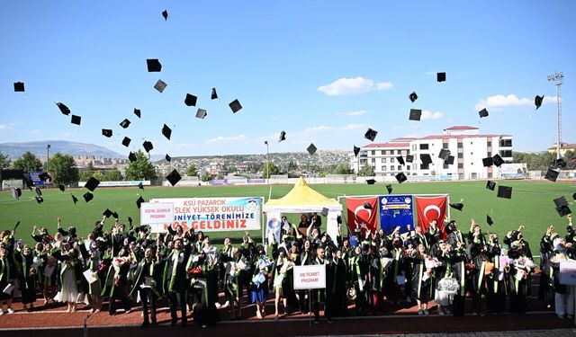 Pazarcık Meslek Yüksekokulu'nda duygusal mezuniyet töreni