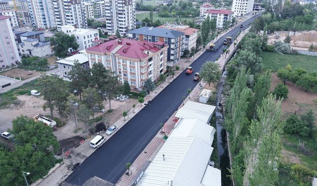 Elbistan Pınarbaşı Caddesi'nde asfalt yenileme çalışmaları hız kesmeden sürüyor