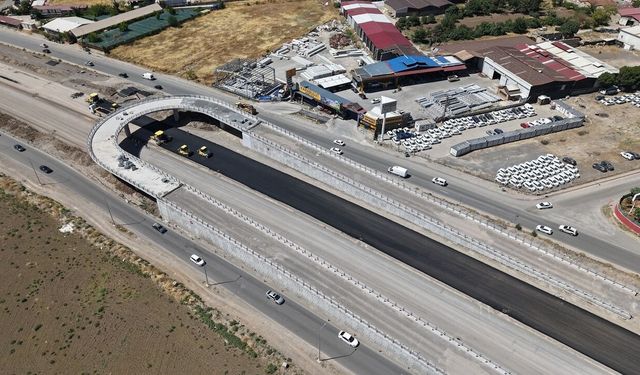 Kahramanmaraş'taki Sanayi Kavşağı'nda sıcak asfalt çalışmaları hızla sürüyor