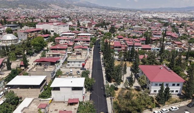 Dulkadiroğlu'nda Haydarbey Caddesi sıcak asfaltla yenileniyor