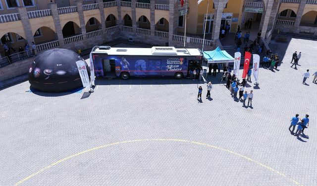 Bilim Otobüsü Elbistan'da gençlerle buluşarak bilimin kapılarını araladı