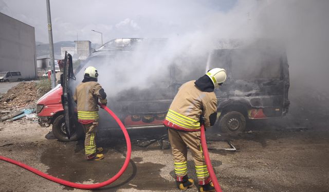 Kahramanmaraş’ta araç yangını: Hafif ticari araç küle döndü