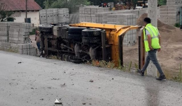 Kahramanmaraş’ta kamyon devrildi: Sürücü sıkıştığı yerden kurtarıldı