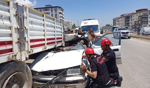 Kahramanmaraş’ta otomobil dorseye ok gibi saplandı