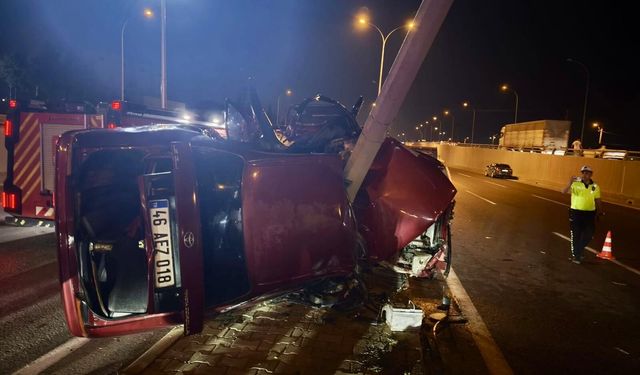 Kahramanmaraş’ta feci kaza: Otomobil direğe çarptı, 1’i ağır 2 yaralı