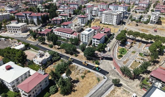 Bahçelievler'de sıcak asfalt mesaisi sürüyor