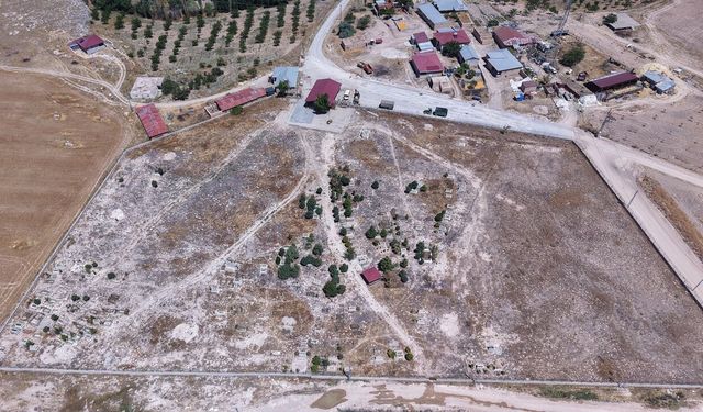 Kahramanmaraş Büyükşehir Belediyesi'nden Elbistan İncecik'te mezarlık yolu yenileme çalışması