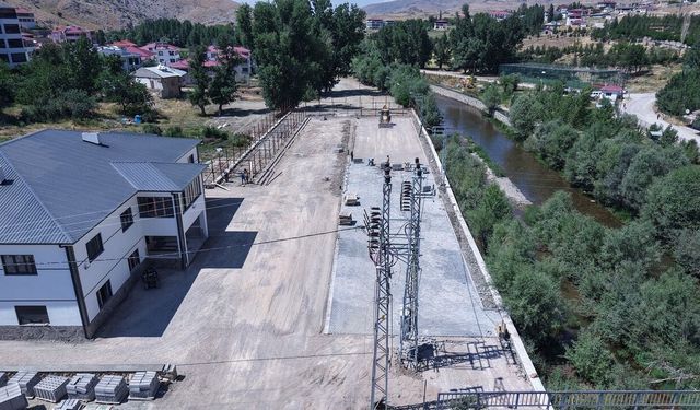Elbistan Karahasanuşağı’nda sosyal tesis çevresine 4 bin metrekare kilit parke