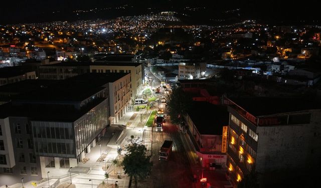 Kahramanmaraş'ta Şeyh Adil Caddesi sıcak asfaltla yenileniyor