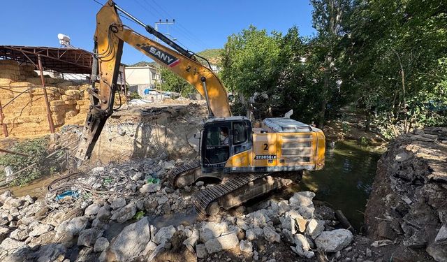 Kahramanmaraş'ta 50 yıllık eski köprü yıkılarak yerine modern bir yapı inşa ediliyor