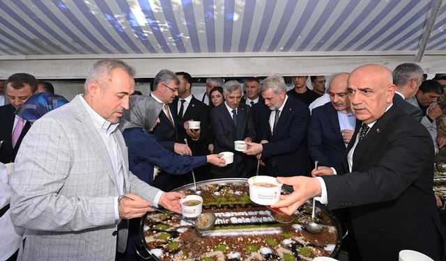 Kahramanmaraş'ta aşure bereketi: 5 bin kişiye ikram edildi