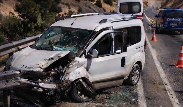 Kahramanmaraş’ta hafif ticari araç bariyerlere çarptı 4 yaralı
