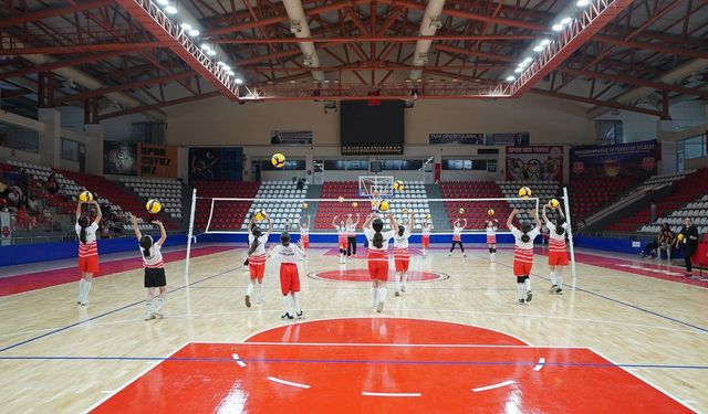 Kahramanmaraş'ta 347 genç voleybolcu altyapı seçmelerinde ter döktü