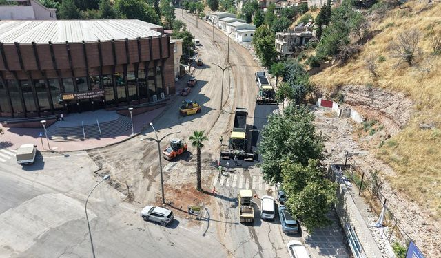 Kahramanmaraş'ta Nursultan Nazarbayev Bulvarı'nda kapsamlı yol yenileme çalışmaları başladı