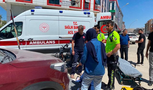 Elbistan'da elektrikli araç park halindeki otomobile çarptı