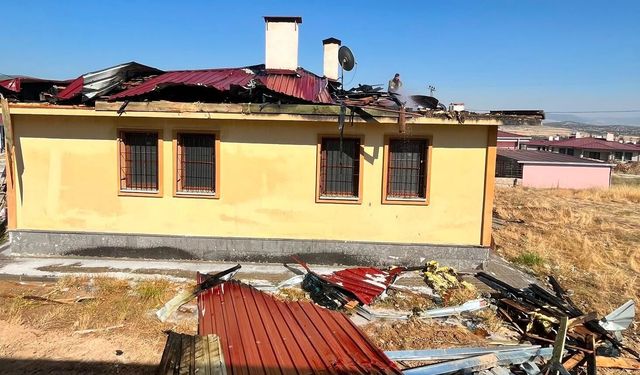 Dulkadiroğlu’nda çatı yangını itfaiye ekiplerini harekete geçirdi