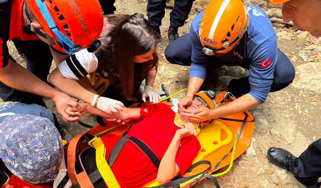Kahramanmaraş’ta mağarada mahsur kalan çocuk kurtarıldı