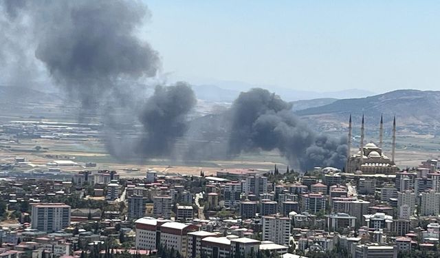 Kahramanmaraş'ta plastik deposu ve tekstil fabrikasında büyük yangın