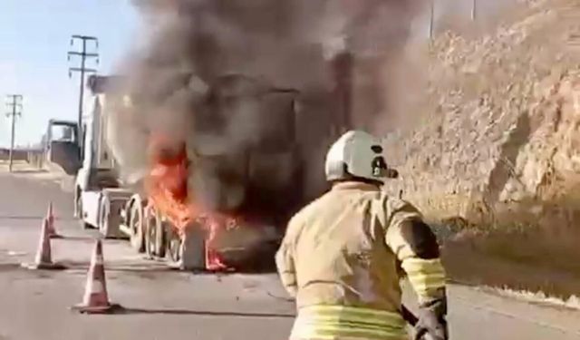 Kahramanmaraş Dulkadiroğlu'nda seyir halindeki kamyon alev topuna döndü