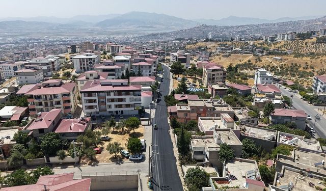 Kahramanmaraş'ta Mehmet Esenceli Caddesi sıcak asfaltla yenileniyor