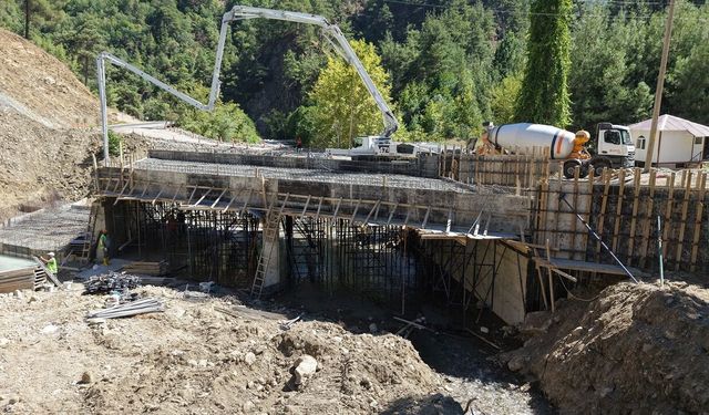 Andırın'da 53 yıllık dar köprünün yerine modern dev köprü yükseliyor
