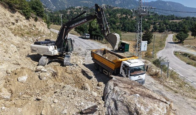 Andırın kırsalında 20 kilometrelik yolda zemin iyileştirmesi