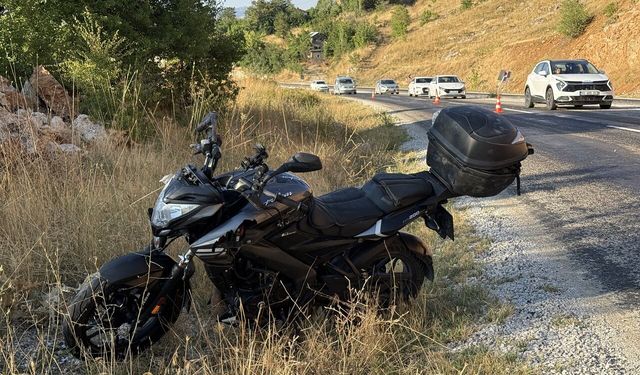 Kahramanmaraş'ta feci motosiklet kazası: Uyarı levhasına çarpan sürücü ağır yaralandı
