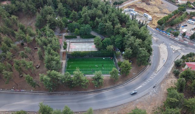 Türkoğlu’nda eski halı saha baştan sona yenileniyor