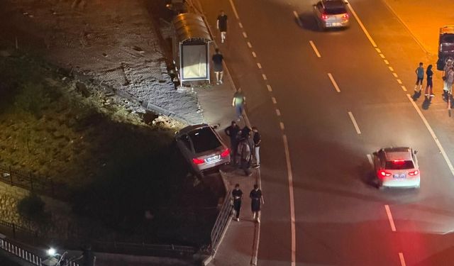 Kahramanmaraş'ta otomobil dere yatağına uçmaktan kurtuldu!