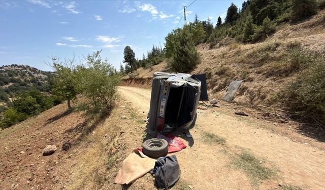 Kahramanmaraş Çağlayancerit'te otomobil kaza yaptı: 3 kişi yaralandı