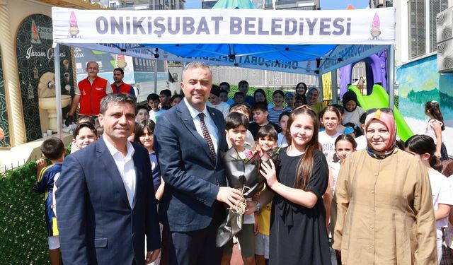 Başkan Toptaş, minik öğrencilerin davetini geri çevirmedi