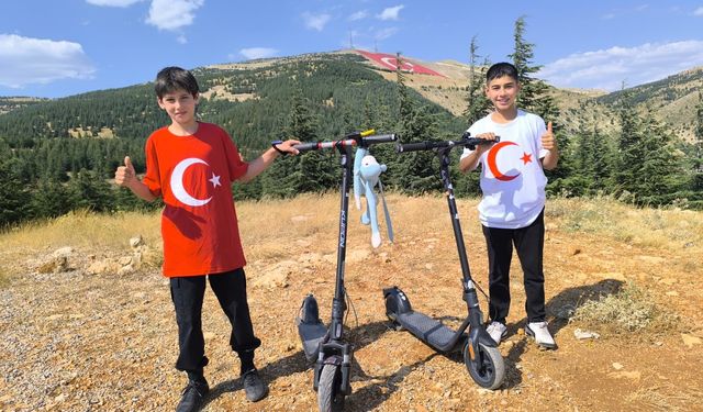 Scooterlarını bayrak sevgisi için sürdüler, zirvede dünyanın en büyük ay yıldızıyla buluştular