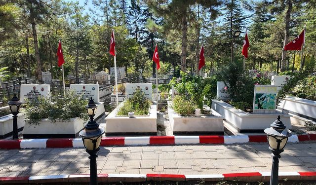 Büyükşehir’den Elbistan Hocazade ve Gariplik Mezarlıklarında Bakım Mesaisi