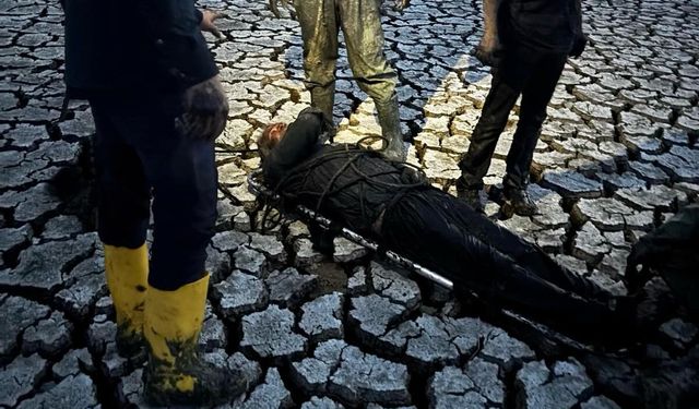 Kahramanmaraş’ta köprü altında çamura saplanan yaşlı adam kurtarıldı