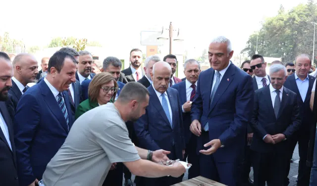 Zeyrek Döner’den Bakan Ersoy’a özel ikram