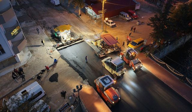 Büyükşehir, Elbistan’da Bir Caddeyi Daha Asfaltla Buluşturdu