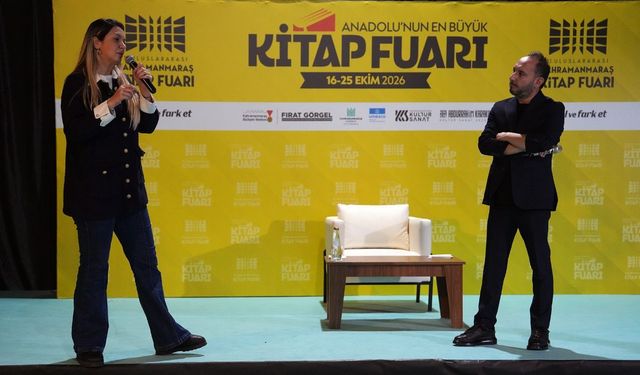 Fulya Öztürk ve Türker Akıncı Kitap Fuarında Sevenleriyle Buluştu