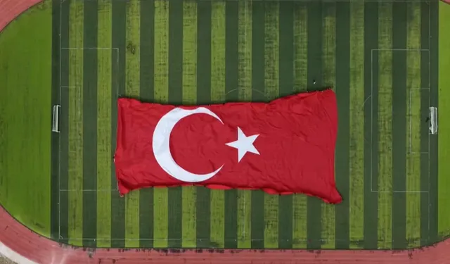 Gökyüzünde Türk bayrağıyla rekor! 3 bin 37 metrekarelik dev bayrak dalgalandırıldı