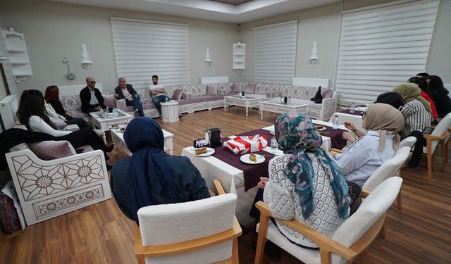 Uluslararası Yazarlar Tecrübelerini Gençlerle Paylaştı