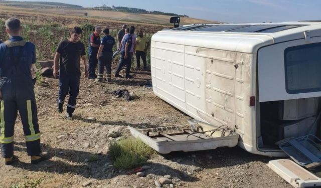 Tarım işçilerini taşıyan minibüs devrildi: 12 yaralı